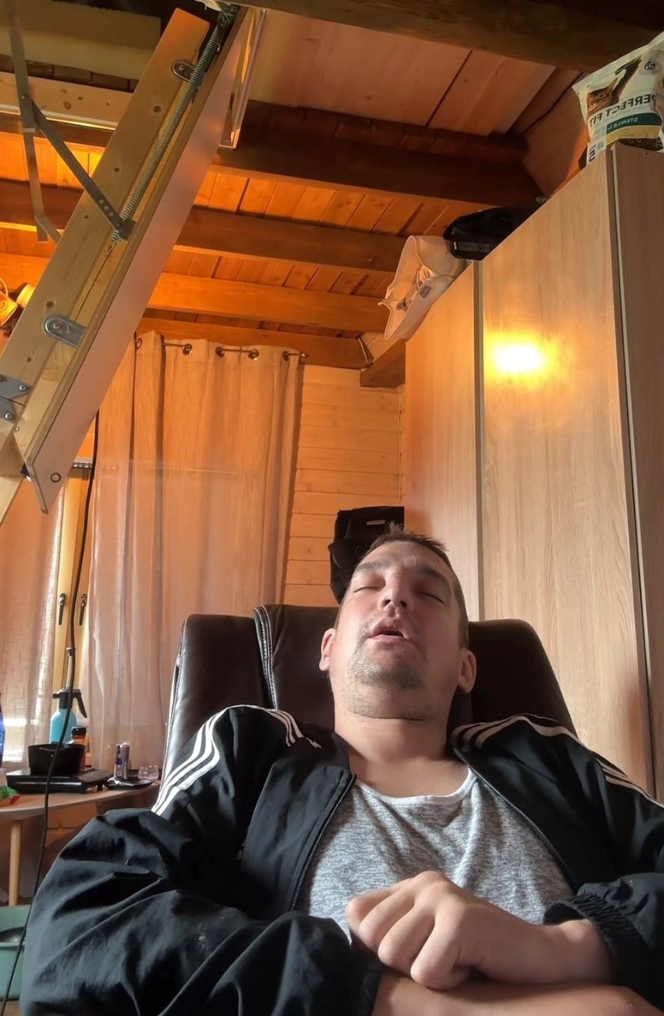 Mihkel-ALex Hunt ja tema saunamaja ehk peni kuut